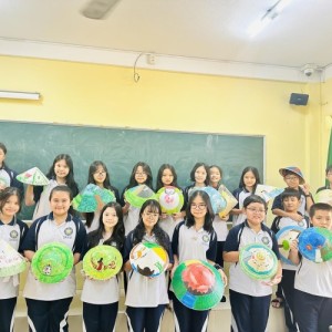 HỌC SINH LỚP 6 TÌM HIỂU VỀ LÀNG NGHỀ TRUYỀN THỐNG Ở VIỆT NAM, TRẢI NGHIỆM VẼ TRÊN NÓN LÁ